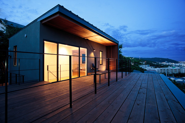 山本台の家 nordico-terraza-y-balcon