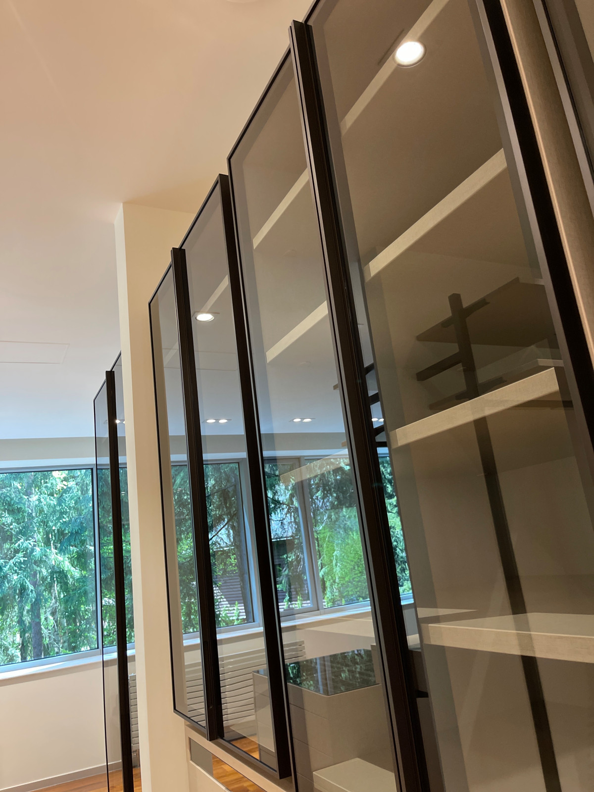 Распашной шкаф с системой RPE raumplus и Гардеробная система UNO raumplus