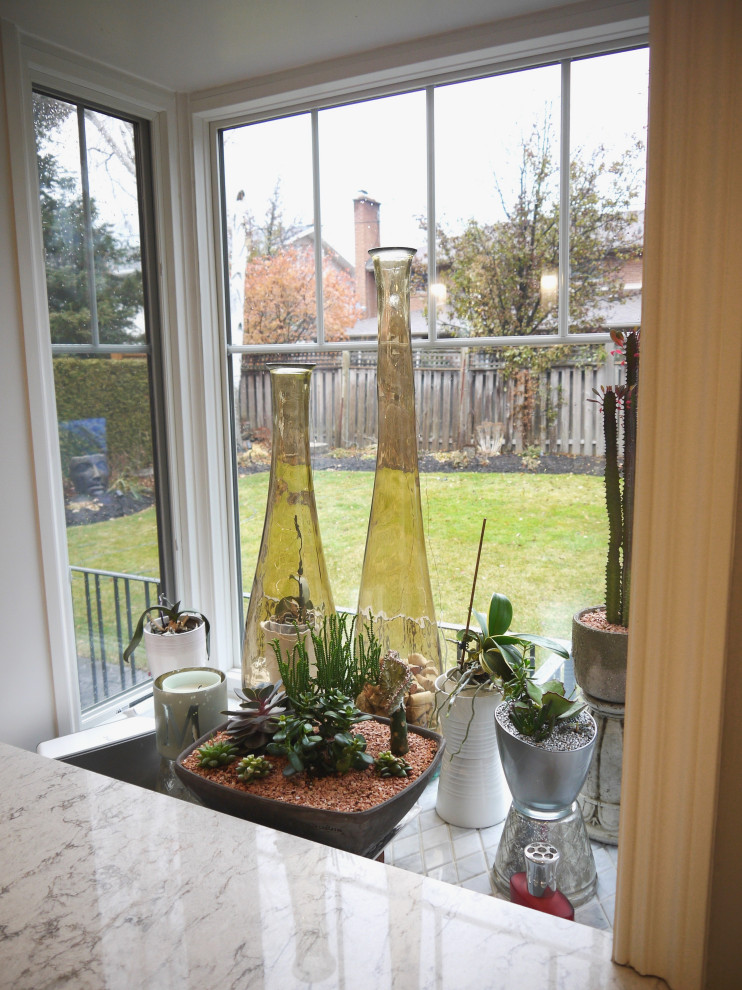 Inspiration for a transitional kitchen remodel in Toronto