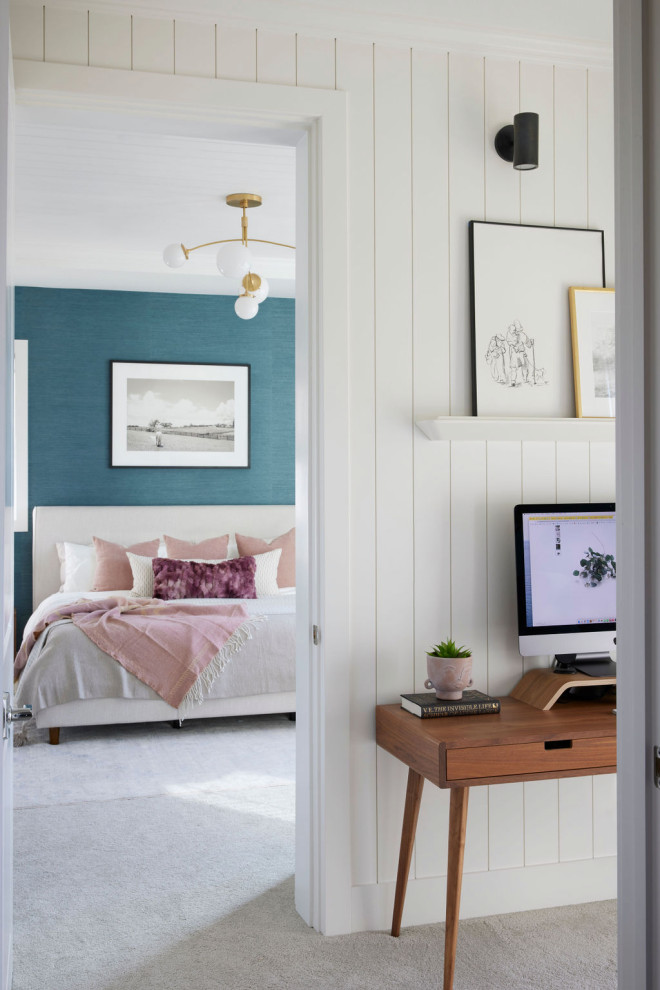 Inspiration pour un petit bureau rustique avec un mur blanc, moquette, un bureau indépendant, un sol beige, un plafond en lambris de bois et du lambris.