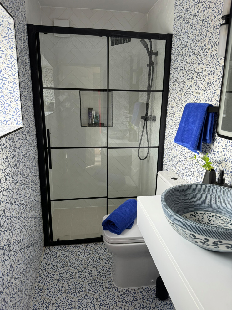 Blue and white faience inspired bathroom in Croydon