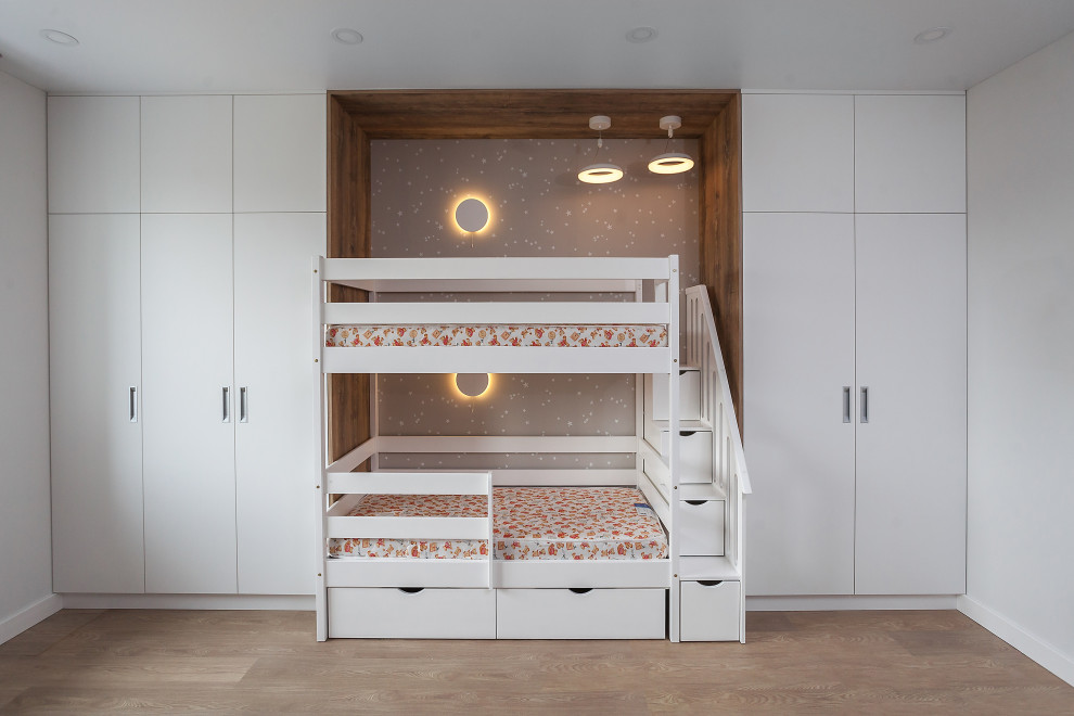 Cette image montre une chambre d'enfant de 4 à 10 ans design de taille moyenne avec un mur blanc, parquet clair, un sol beige et du papier peint.