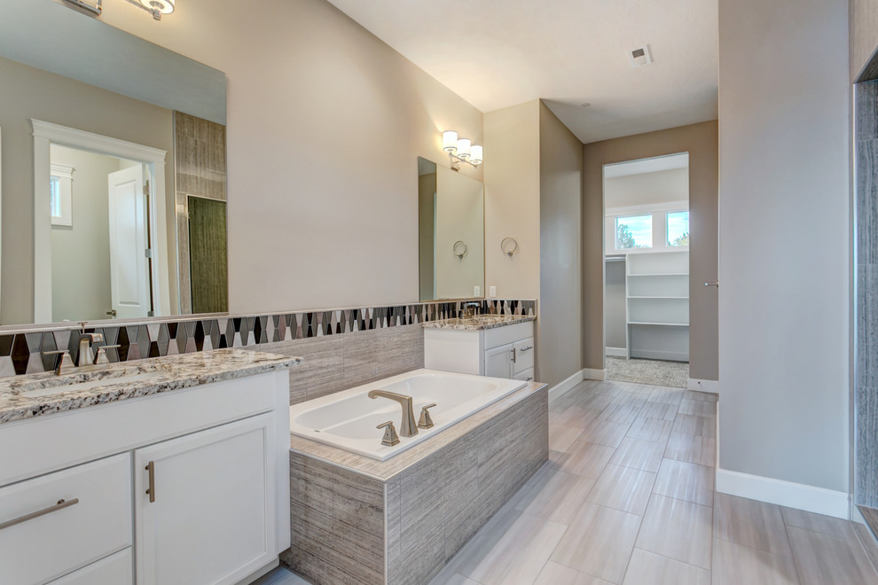 Example of a transitional home design design in Seattle
