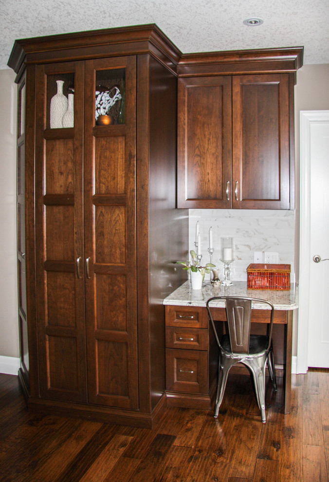 Kitchen - traditional kitchen idea in Toronto