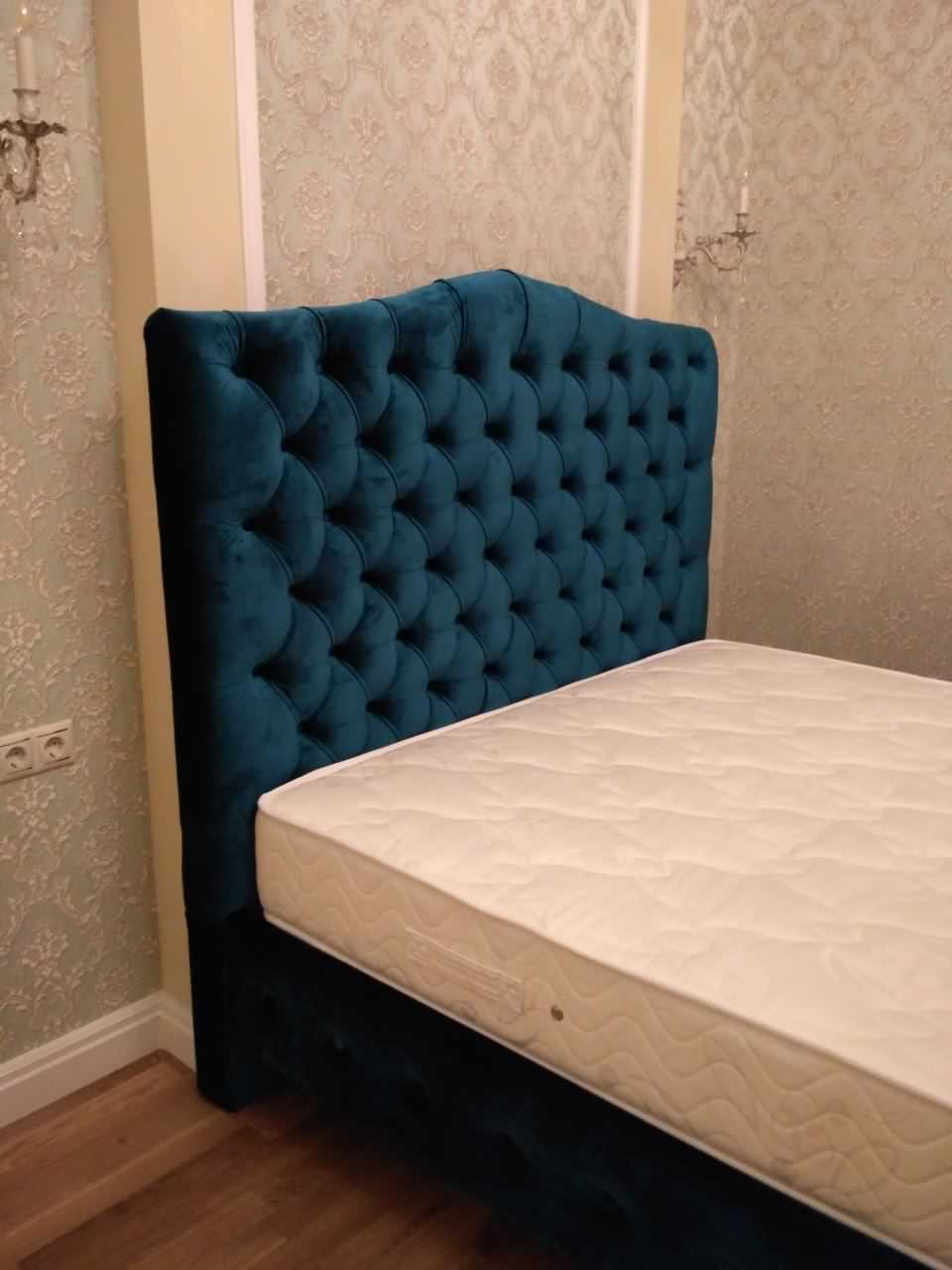 Кровать с изголовьем