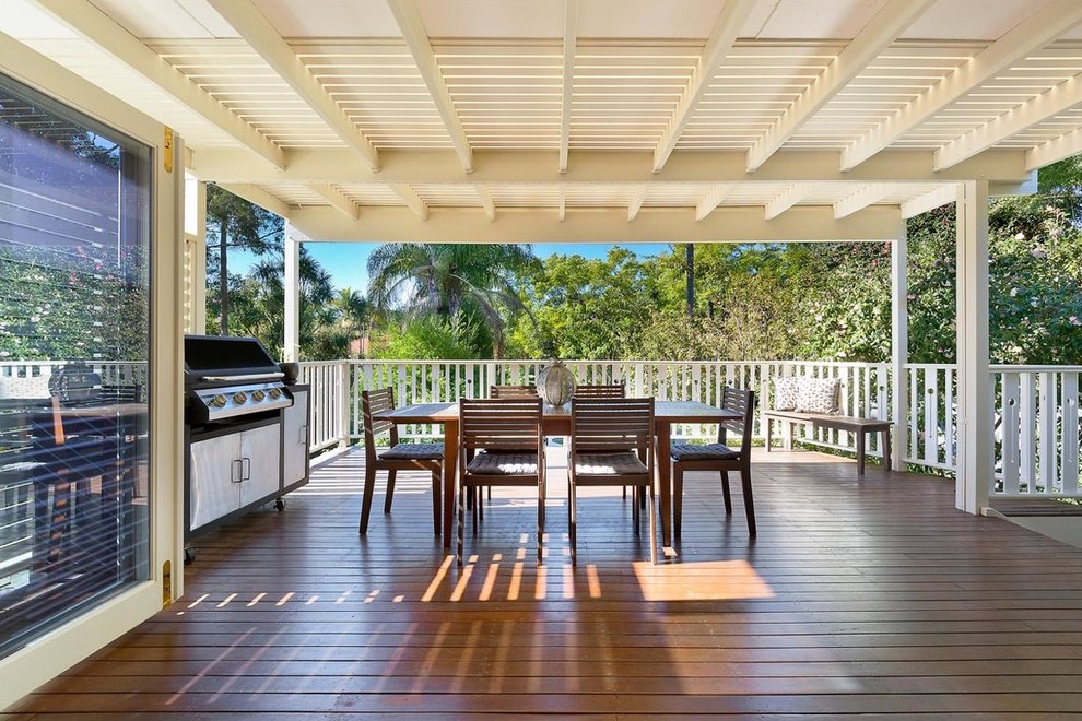 This is an example of a mid-sized transitional deck in Sydney.