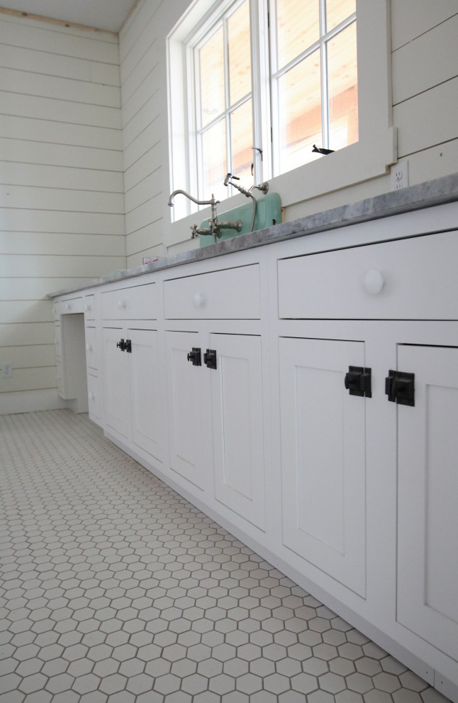 Foto di una lavanderia country con ante in stile shaker, ante bianche e top in marmo