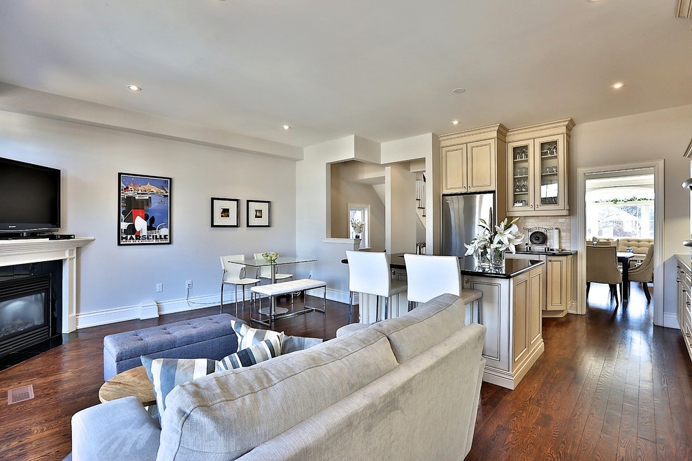 Transitional kitchen photo in Toronto