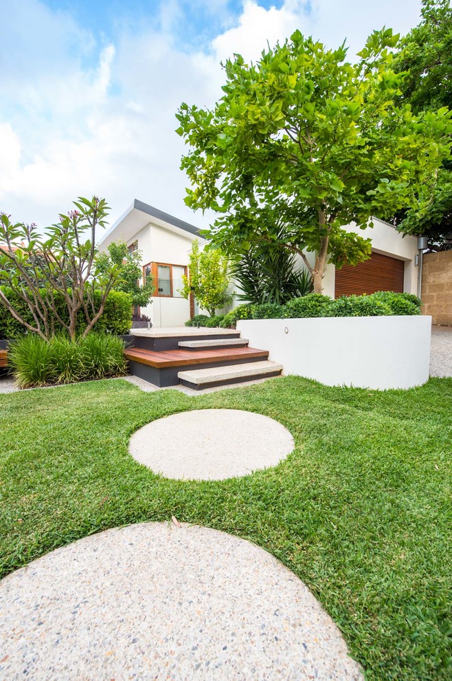 Design ideas for a mid-sized contemporary garden in Perth.