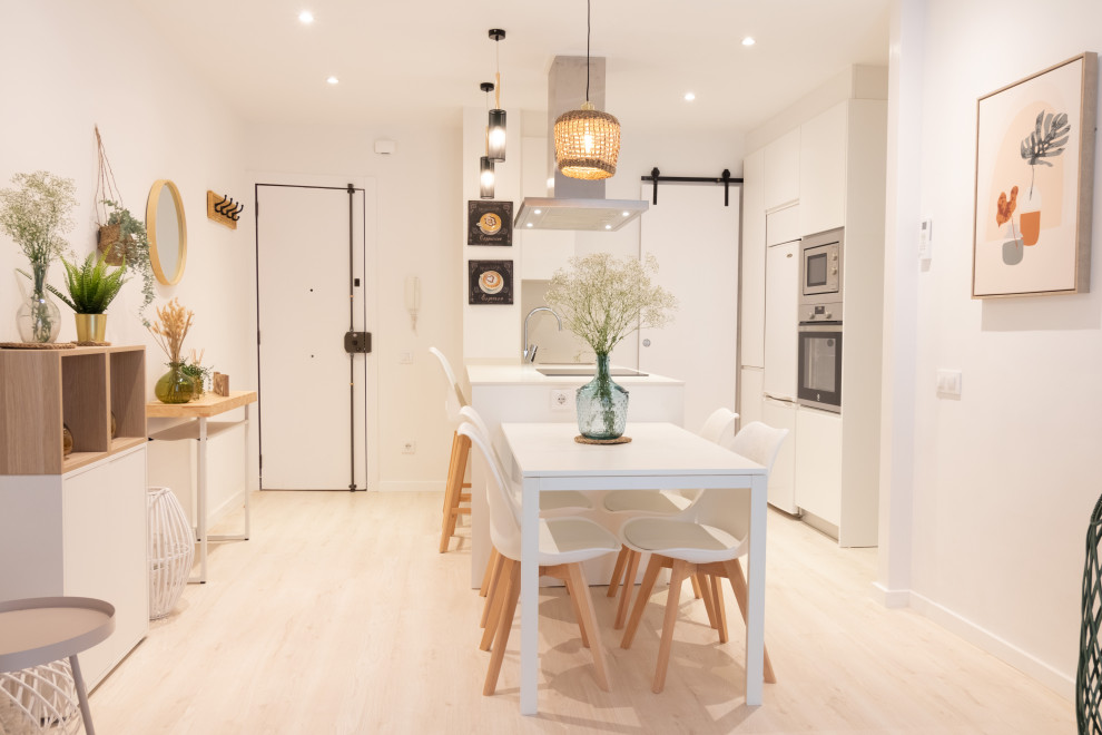 Foto de comedor abovedado nórdico pequeño abierto con paredes blancas, suelo de madera clara, suelo beige y ladrillo