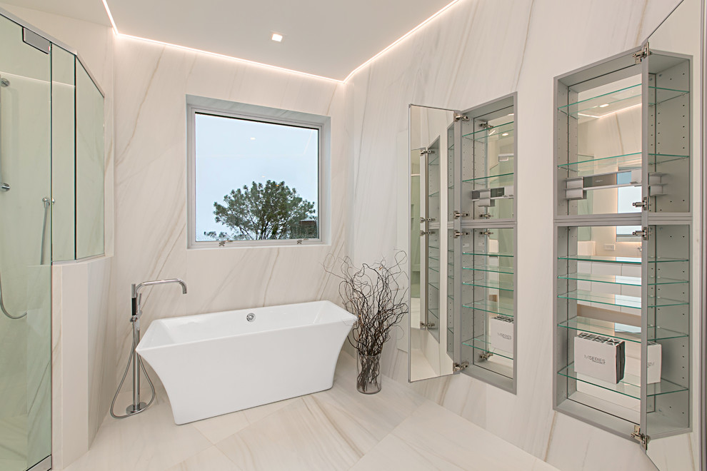 This is an example of a contemporary bathroom in San Diego.