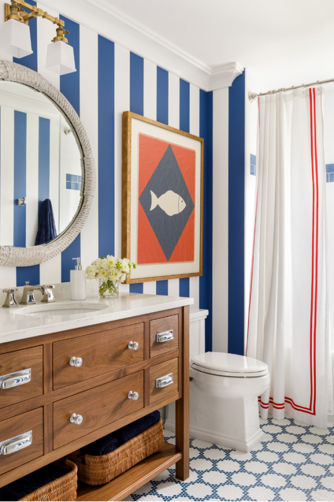 Aménagement d'une salle d'eau bord de mer en bois brun de taille moyenne avec un placard à porte plane, WC séparés, un mur bleu, un sol en marbre, un lavabo encastré, un sol bleu, meuble simple vasque et meuble-lavabo sur pied.