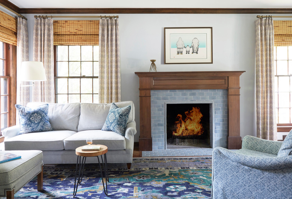 На фото: изолированная гостиная комната среднего размера в классическом стиле с синими стенами, паркетным полом среднего тона, стандартным камином, фасадом камина из плитки, отдельно стоящим телевизором и коричневым полом