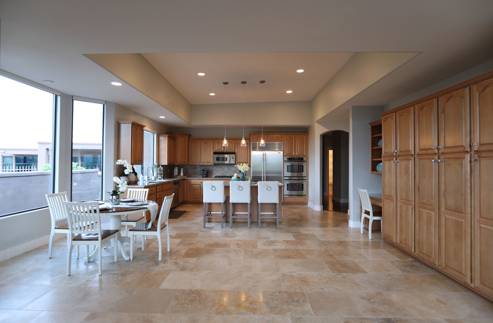 Transitional home design photo in Phoenix