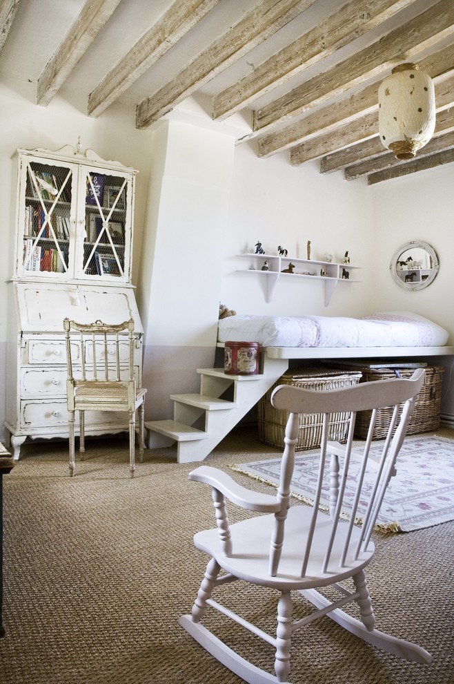 Mid-sized guest bedroom in Reims with carpet.