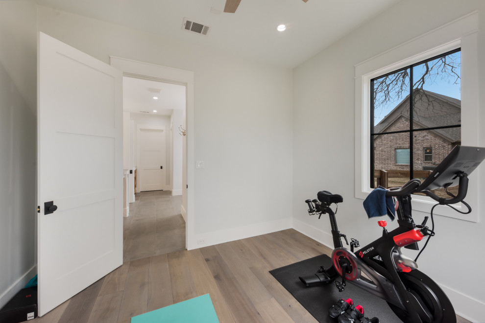 Multifunktionaler, Großer Landhaus Fitnessraum mit weißer Wandfarbe, hellem Holzboden und beigem Boden in Dallas
