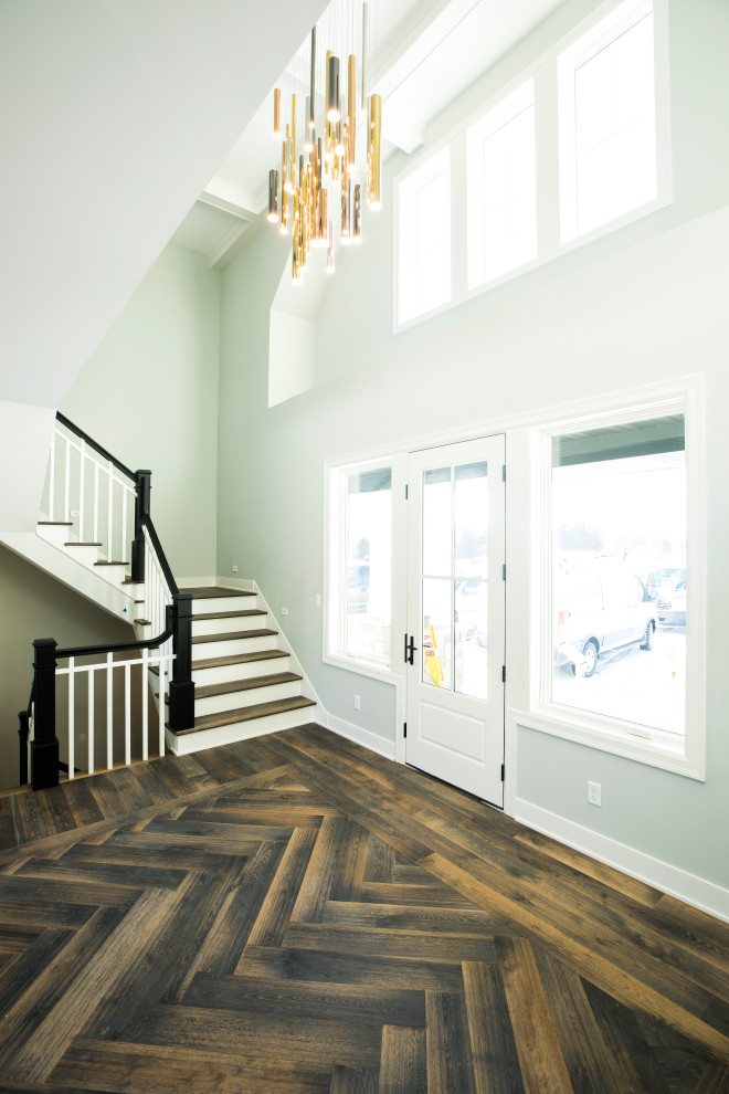 Inspiration pour un hall d'entrée traditionnel avec un mur gris, un sol en bois brun, une porte simple, une porte blanche, un sol gris et un plafond à caissons.