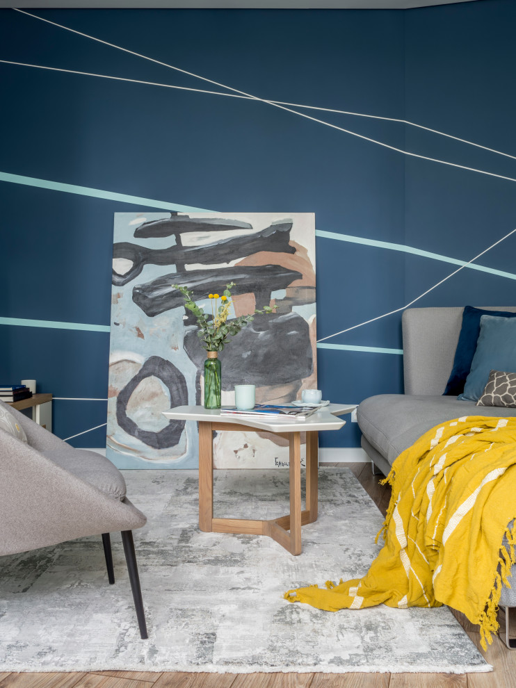 Ispirazione per un soggiorno contemporaneo con pareti blu, parquet chiaro, pavimento beige e carta da parati