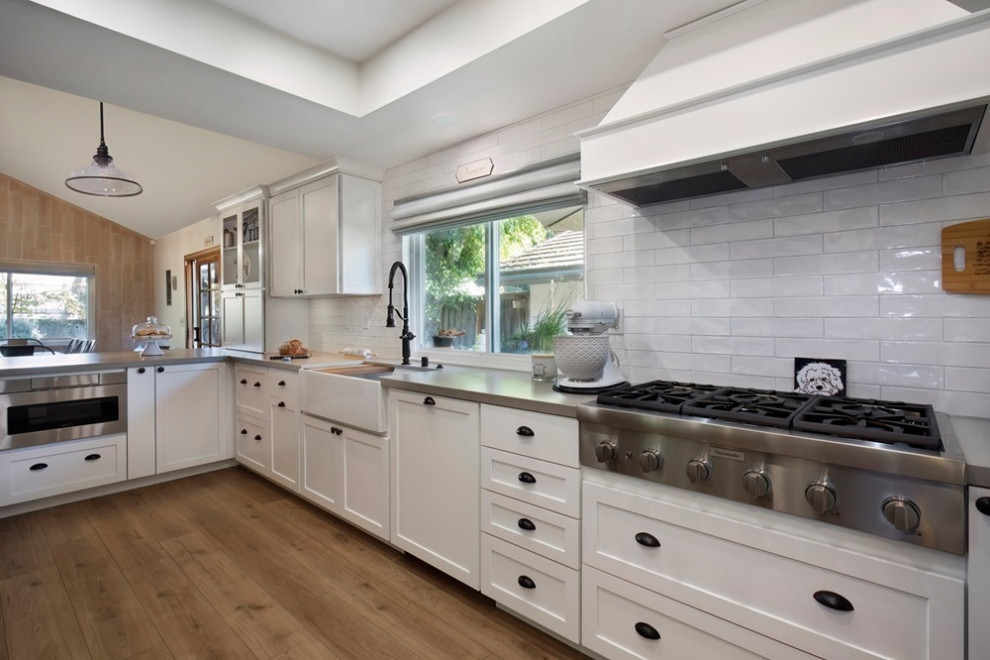 Kitchen - transitional kitchen idea in Orange County