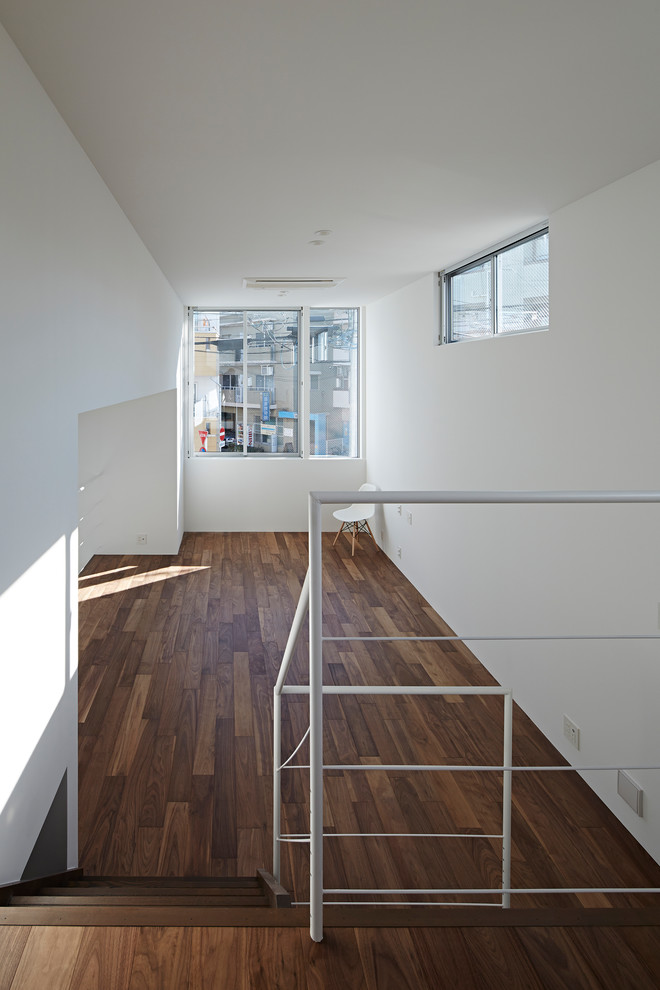 This is an example of a modern family room in Tokyo.