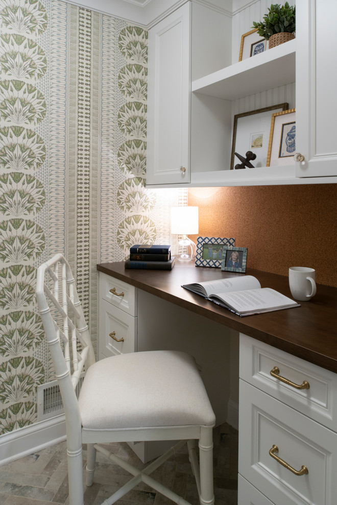 Idee per un piccolo ufficio tradizionale con pareti multicolore, scrivania incassata, pavimento grigio e carta da parati