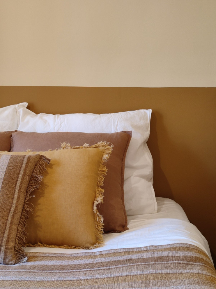 ニースにある小さな地中海スタイルのおしゃれな寝室 (黄色い壁、淡色無垢フローリング、暖炉なし、ベージュの床) のレイアウト