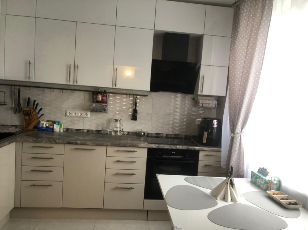 Угловая кухня в светлых тонах с тонированным стеклом