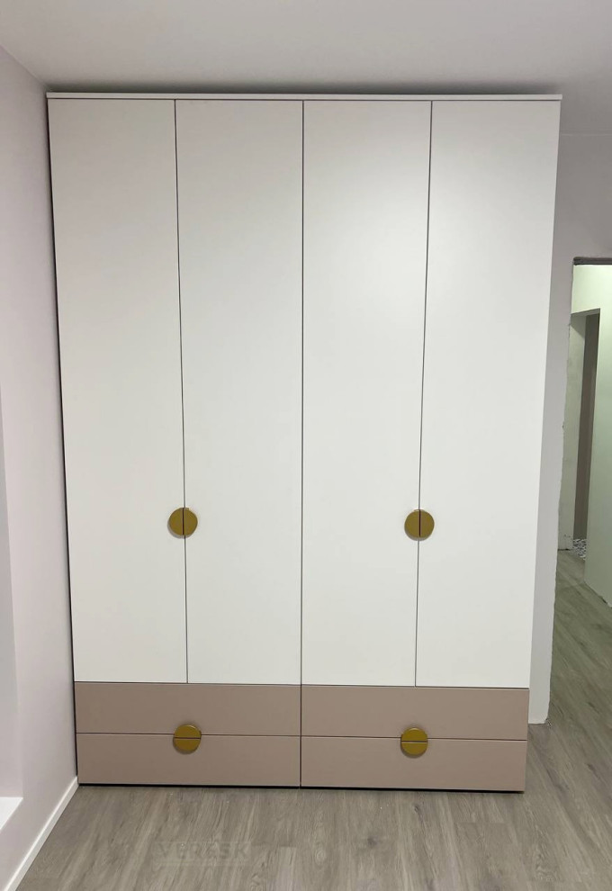 Распашные шкафы