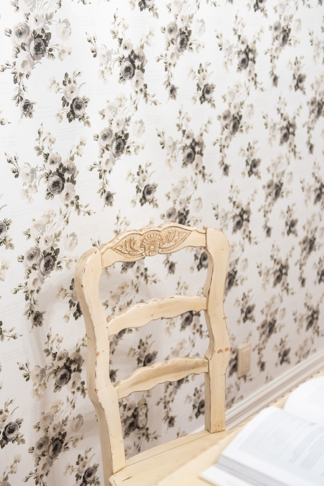Transitional home design photo in Toronto