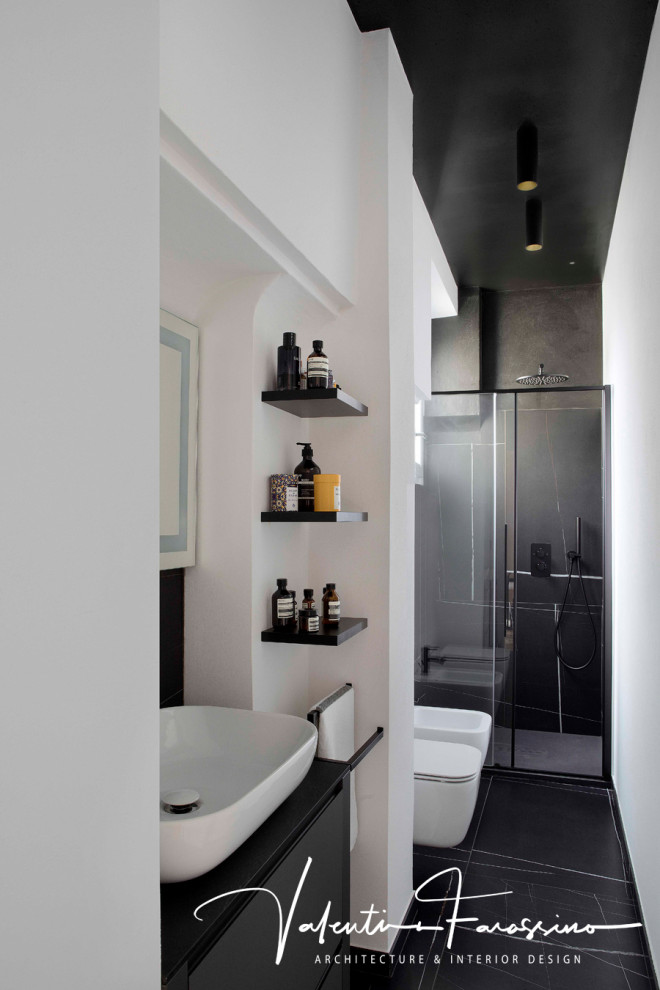 Inspiration för små moderna badrum med dusch, med släta luckor, svarta skåp, en kantlös dusch, en toalettstol med separat cisternkåpa, svart kakel, porslinskakel, klinkergolv i porslin, ett fristående handfat, svart golv och dusch med skjutdörr
