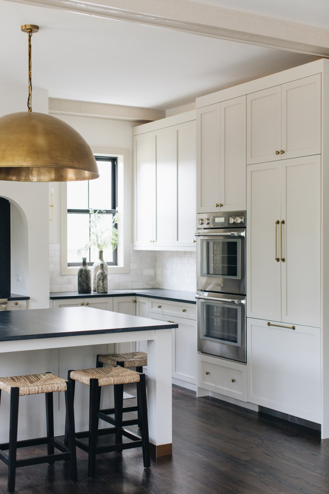 Example of a transitional kitchen design in Chicago