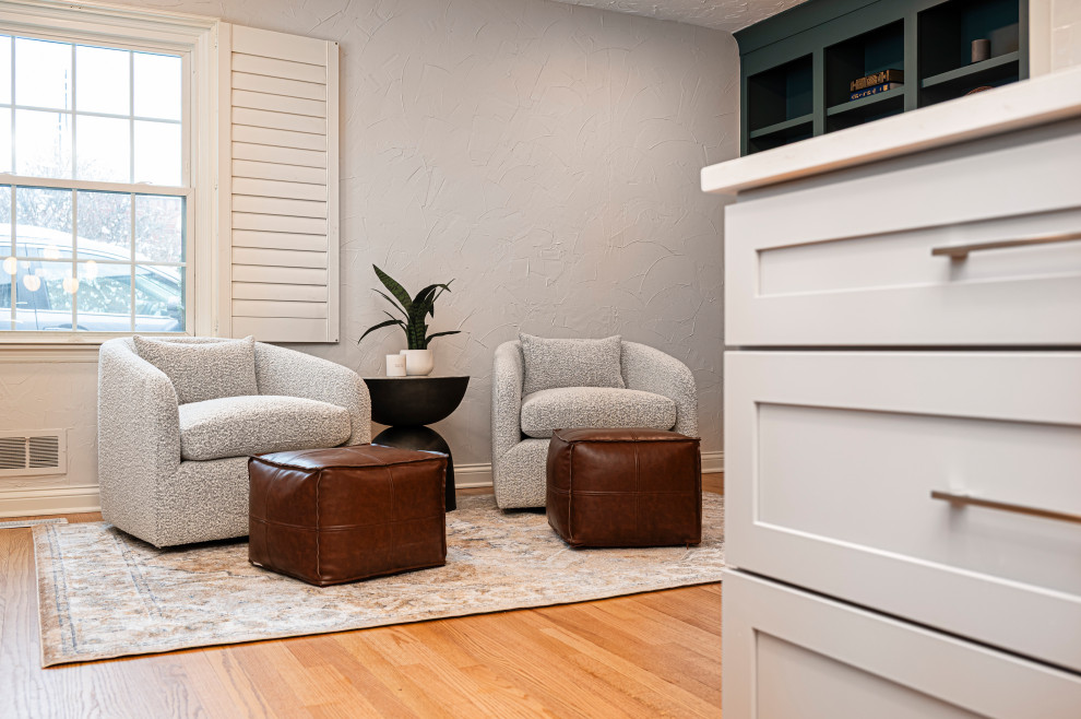 Transitional home design photo in Indianapolis