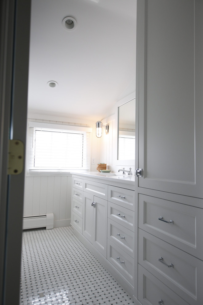 Idee per una stanza da bagno chic con ante in stile shaker, pavimento con piastrelle a mosaico, pavimento blu, porta doccia a battente, top bianco, un lavabo e mobile bagno incassato