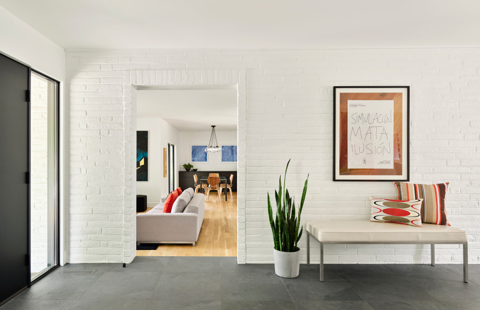 Источник вдохновения для домашнего уюта: фойе среднего размера в стиле модернизм с белыми стенами, полом из керамогранита, одностворчатой входной дверью, входной дверью из темного дерева и серым полом
