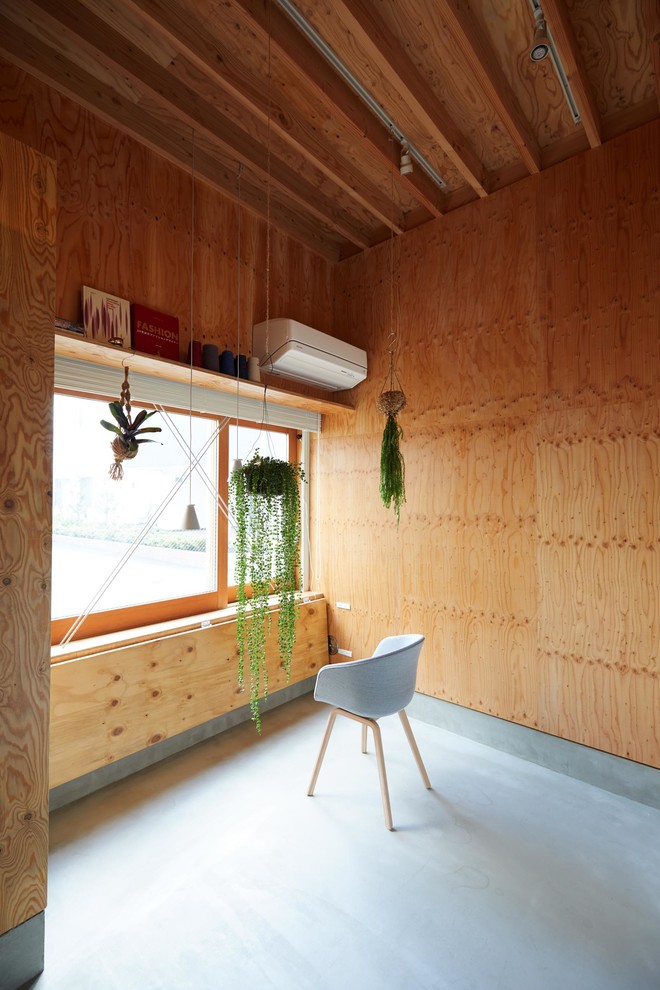 This is an example of a small home studio in Tokyo with a built-in desk.
