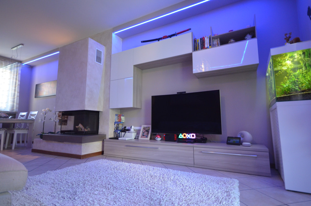 Esempio di un piccolo soggiorno eclettico con pareti beige, pavimento in gres porcellanato, TV a parete e pavimento beige