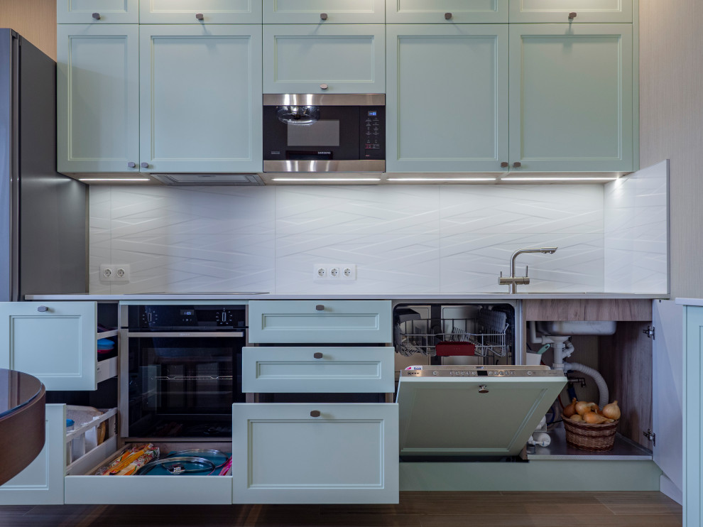 Нежная светло-мятная кухня в стиле неоклассика