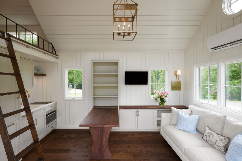 Идея дизайна: маленькая двухуровневая гостиная комната с белыми стенами, паркетным полом среднего тона, телевизором на стене, потолком из вагонки и стенами из вагонки для на участке и в саду