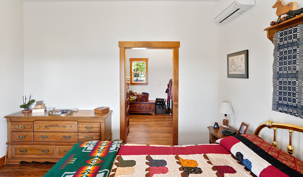 Ejemplo de dormitorio abovedado rústico grande con suelo de madera en tonos medios y suelo marrón