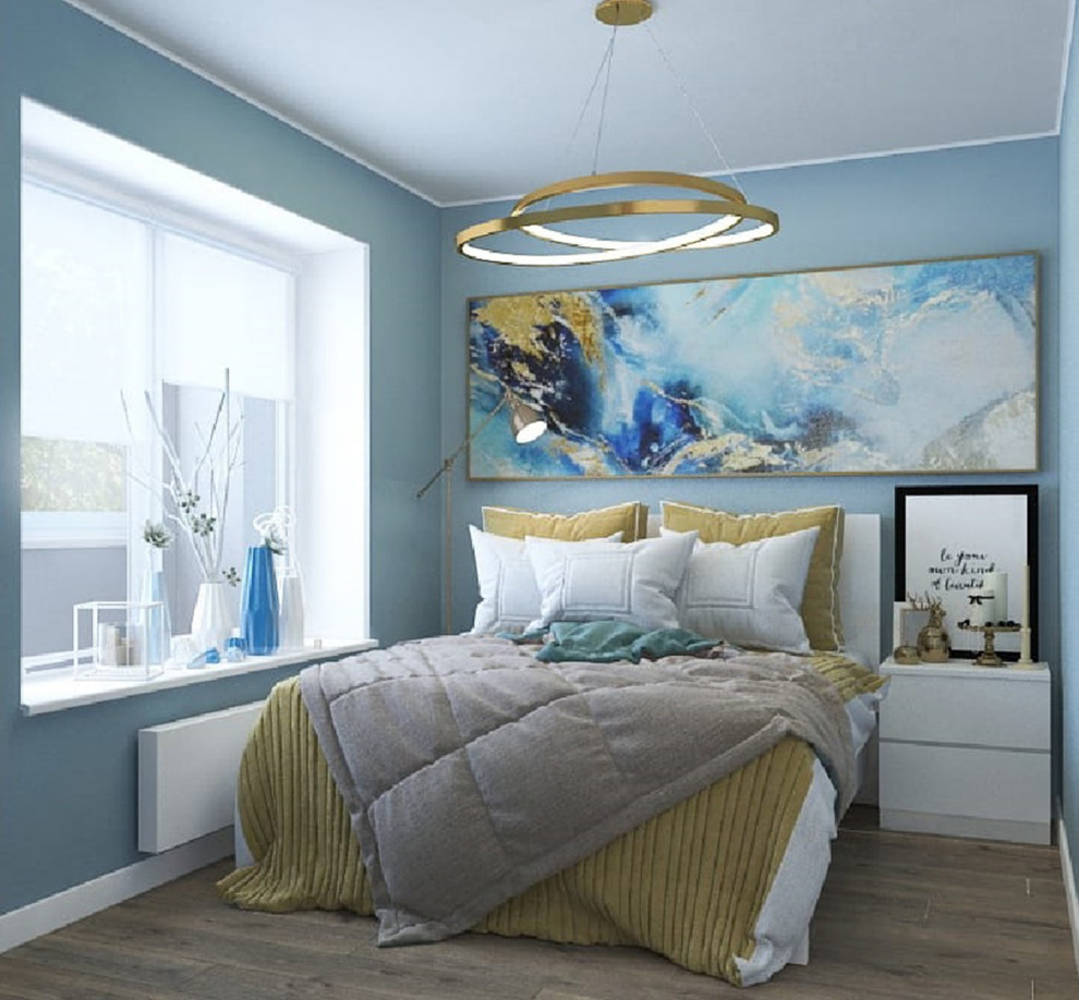 モスクワにある小さなコンテンポラリースタイルのおしゃれな主寝室 (青い壁、無垢フローリング、茶色い床、アクセントウォール) のレイアウト