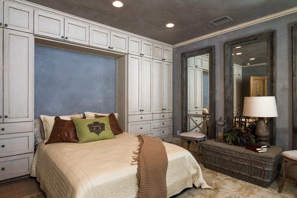 Diseño de habitación de invitados tradicional renovada grande con paredes grises, moqueta y suelo beige