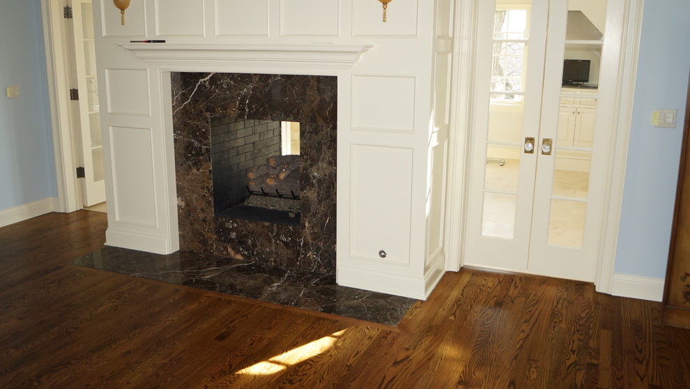 Transitional home design photo in Chicago