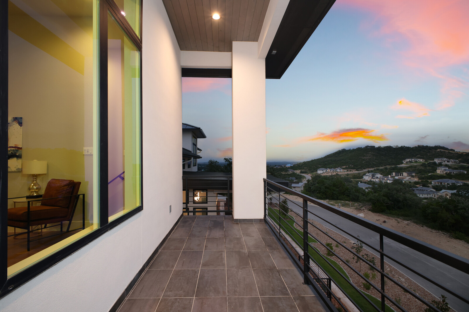 Modern: 4,950 ft², 4 BR/4 BA/2 ST home