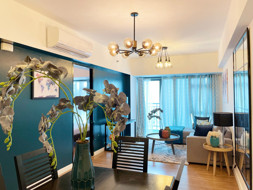 Esempio di un soggiorno shabby-chic style di medie dimensioni e aperto con sala formale, pareti verdi e TV autoportante