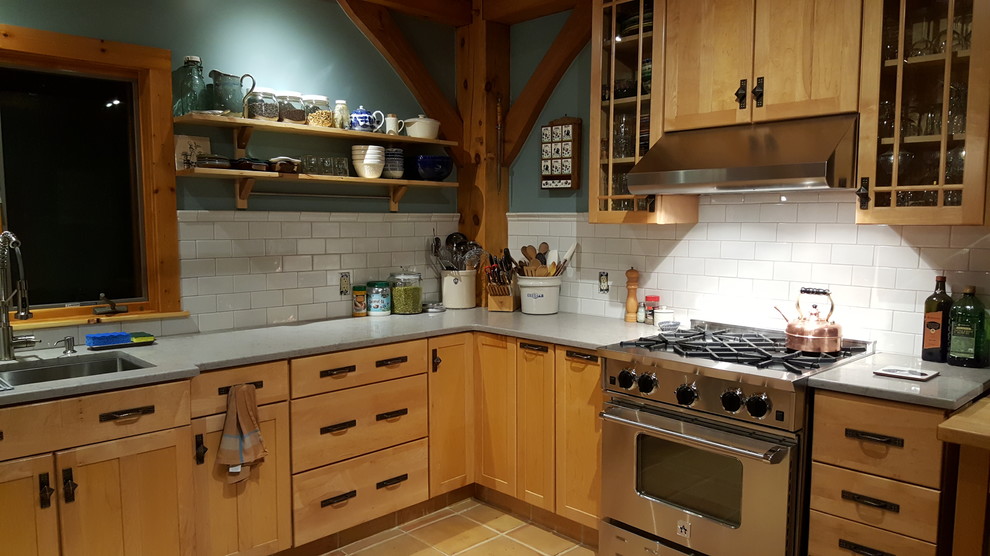 Mid-sized mountain style u-shaped terra-cotta tile and beige floor eat-in kitchen photo with an undermount sink, shaker cabinets, light wood cabinets, quartz countertops, white backsplash, subway tile backsplash, stainless steel appliances, a peninsula and gray countertops