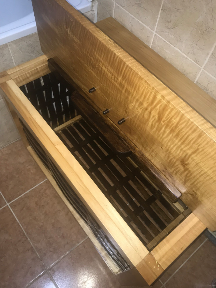 Корзина в ванную для белья. С полкой для книги и не только.