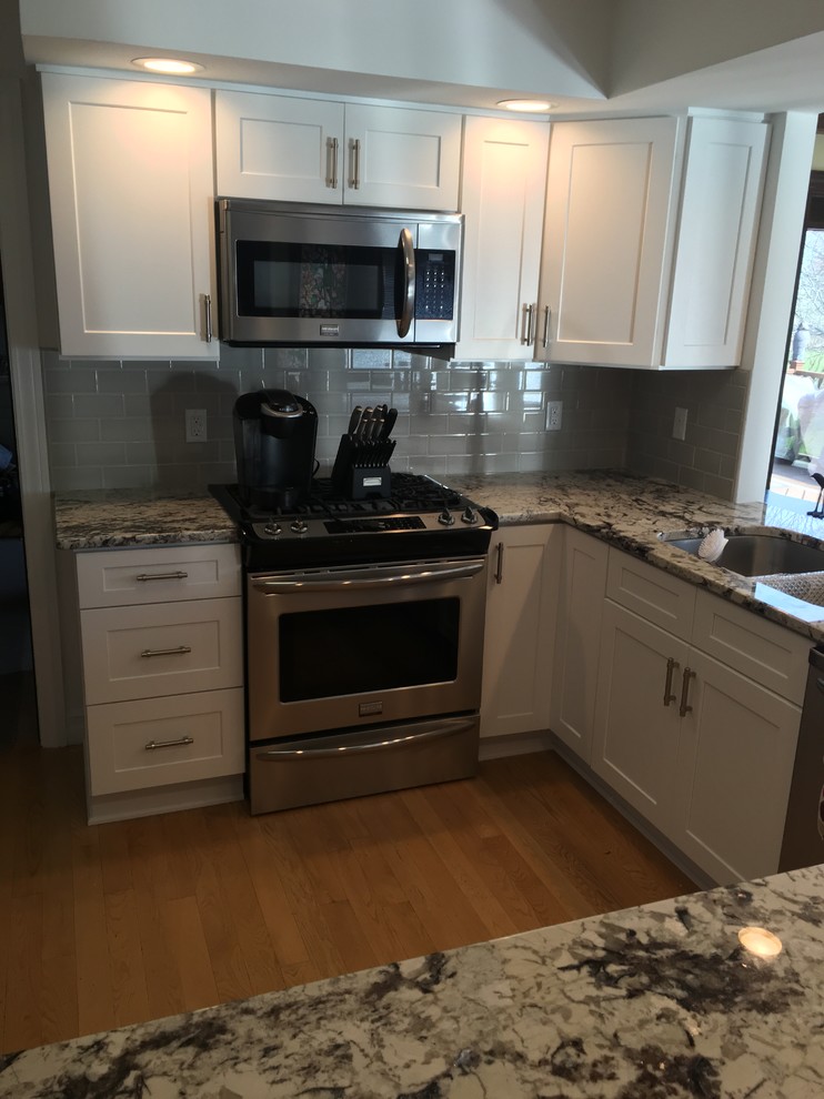 Kitchen - transitional kitchen idea