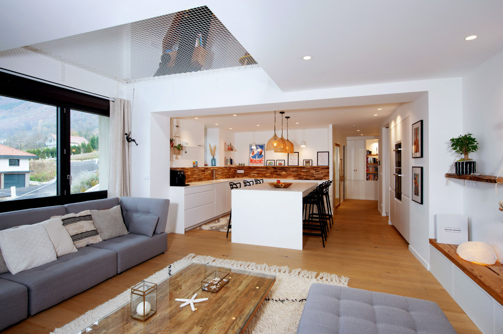 Imagen de sala de juegos en casa blanca moderna de tamaño medio con paredes blancas, suelo de madera en tonos medios y bandeja