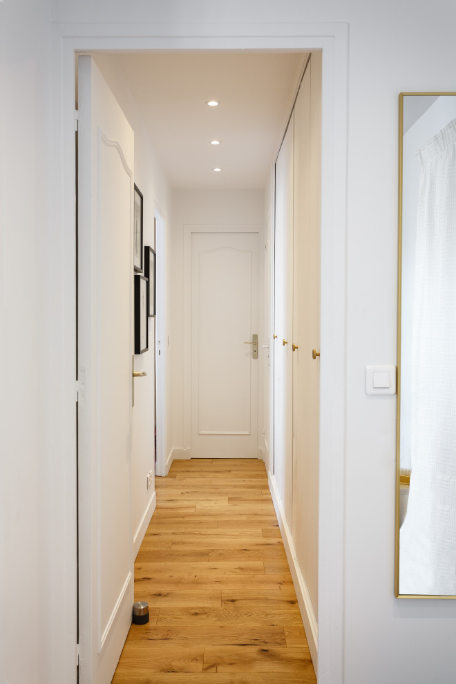 Photo of a contemporary hallway in Paris.