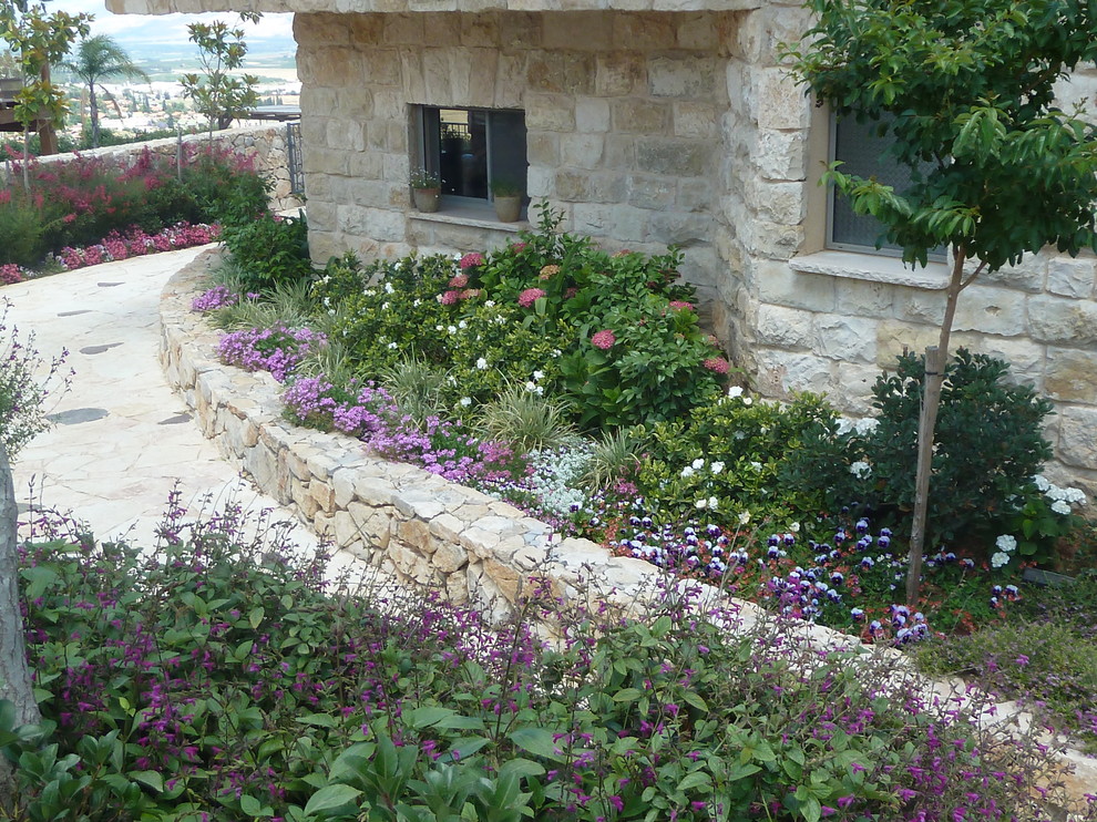 Inspiration for a mediterranean garden in Tel Aviv.